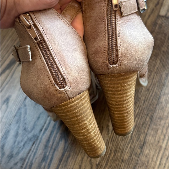 Report Brown Cutout Women's Heels - Picture 5 of 5